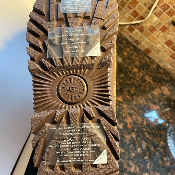 UGG Classic Short Trailgazer Boots - Tan and Brown - Picture 6 of 7